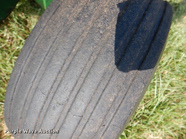 image for item DI5278 1998 John Deere 566  round baler