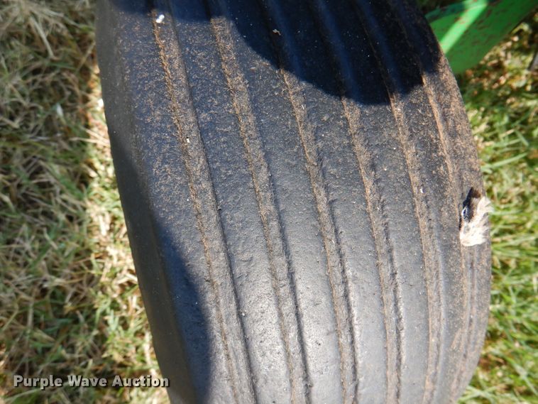 image for item DI5278 1998 John Deere 566  round baler