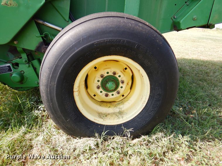 image for item DI5278 1998 John Deere 566  round baler