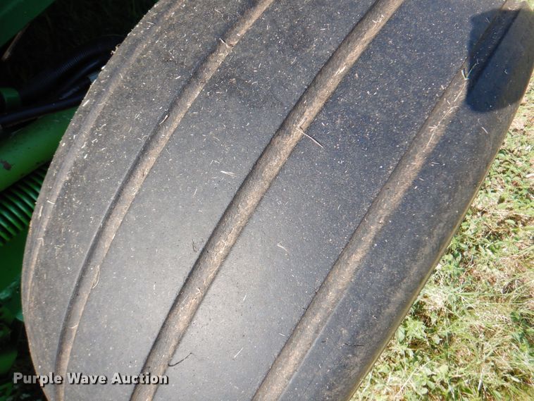 image for item DI5278 1998 John Deere 566  round baler