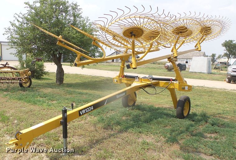 image for item DI5684 Vermeer VR1224  hay rake