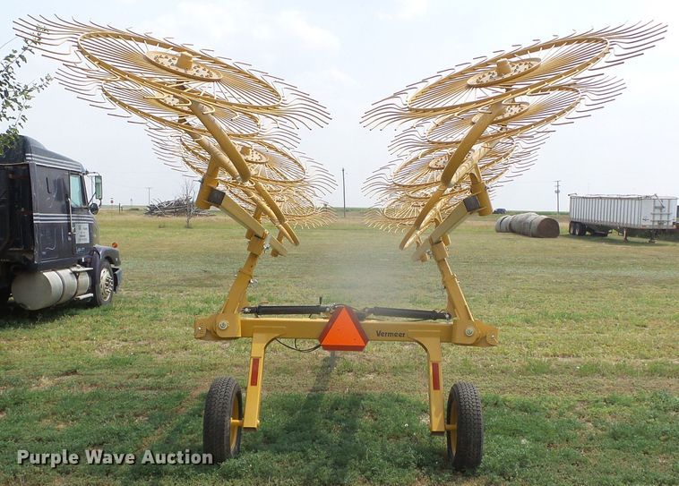 image for item DI5684 Vermeer VR1224  hay rake