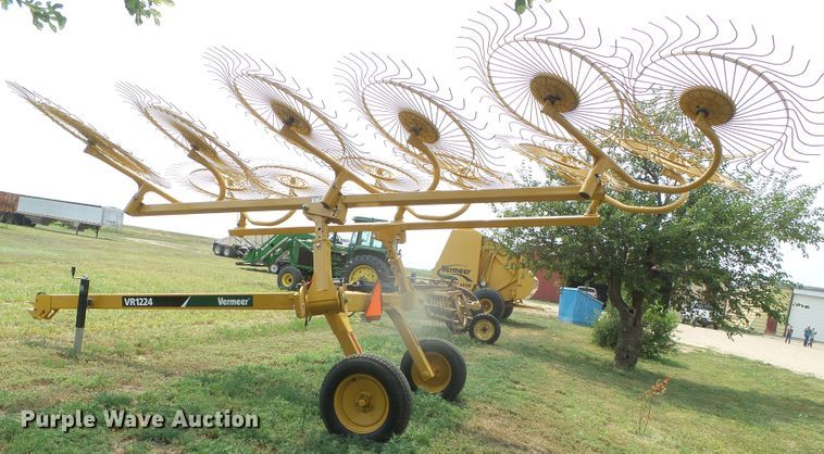image for item DI5684 Vermeer VR1224  hay rake