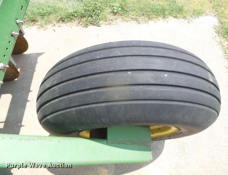 image for item DI5687 John Deere 520  grain drill