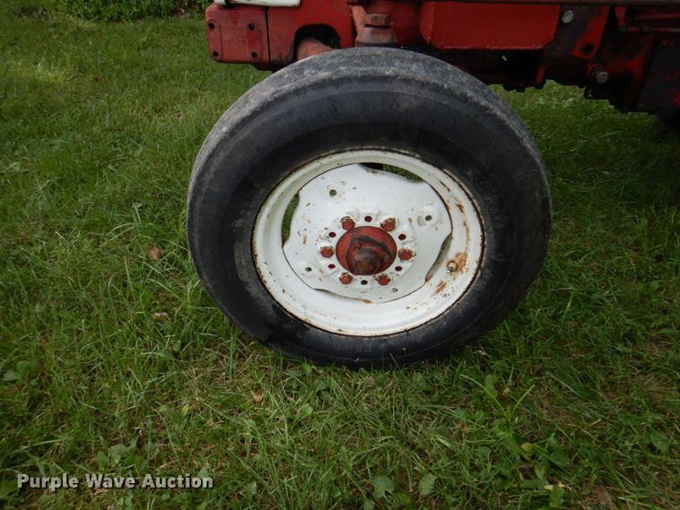 image for item DL0098 International 340 Utility  tractor