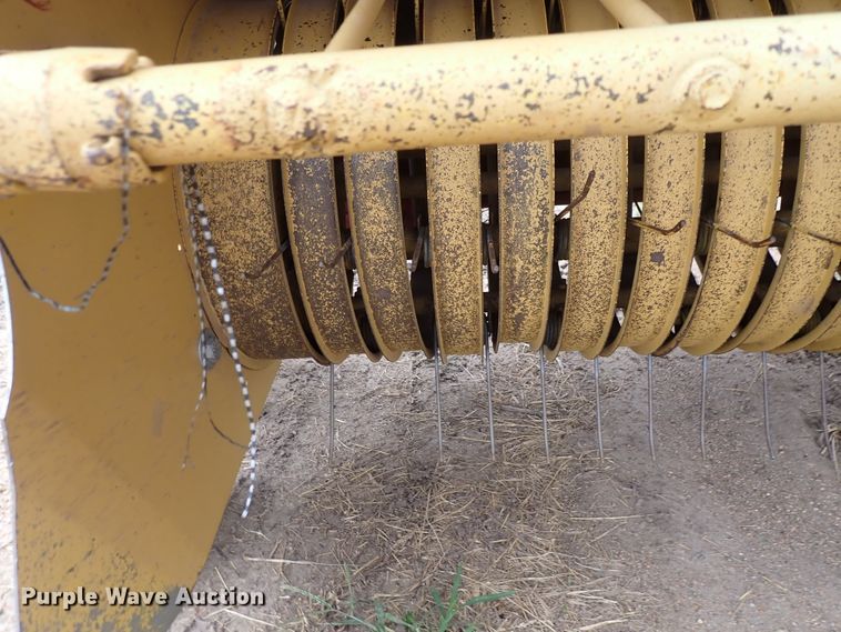 image for item IB9003 1975 New Holland 273  small square baler