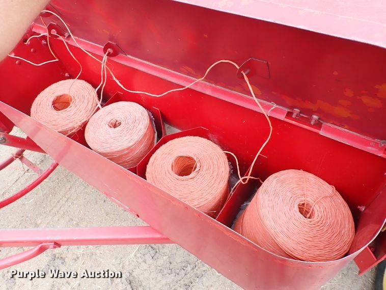 image for item IB9003 1975 New Holland 273  small square baler