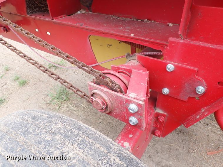 image for item IB9003 1975 New Holland 273  small square baler
