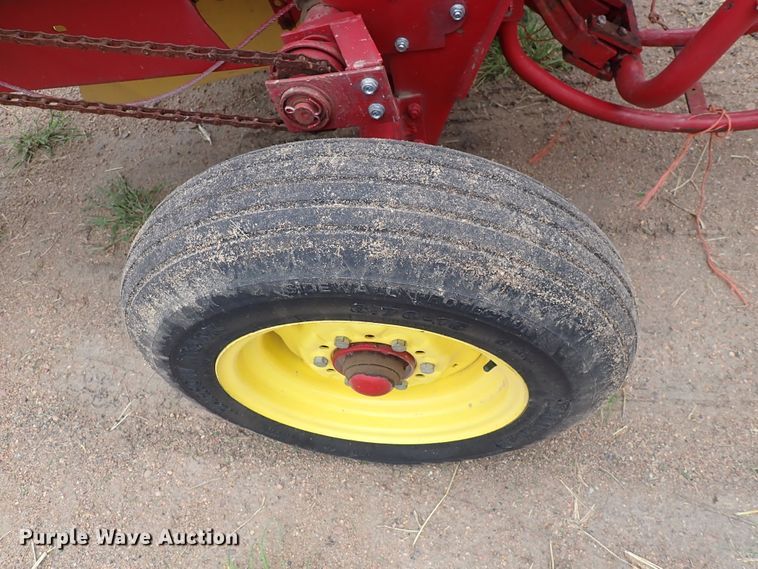 image for item IB9003 1975 New Holland 273  small square baler