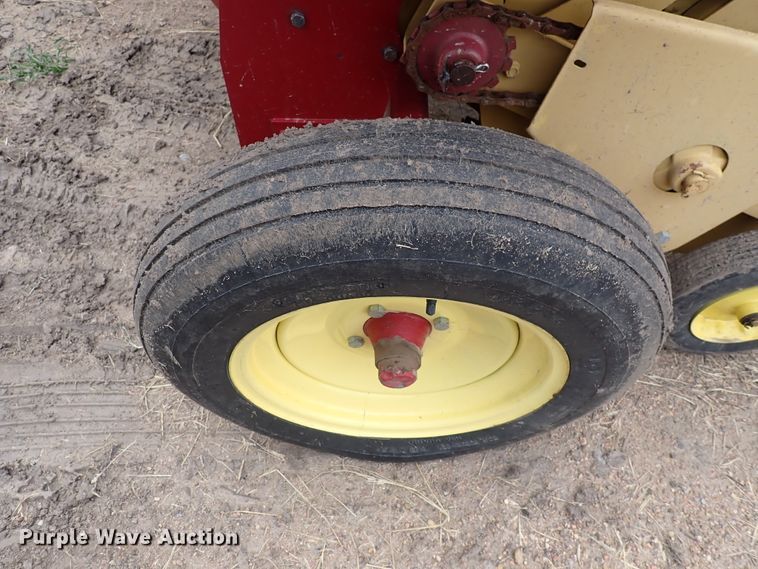 image for item IB9003 1975 New Holland 273  small square baler