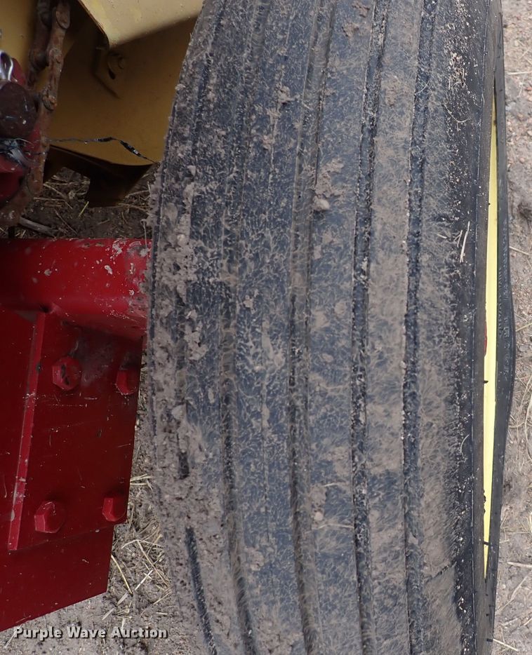 image for item IB9003 1975 New Holland 273  small square baler