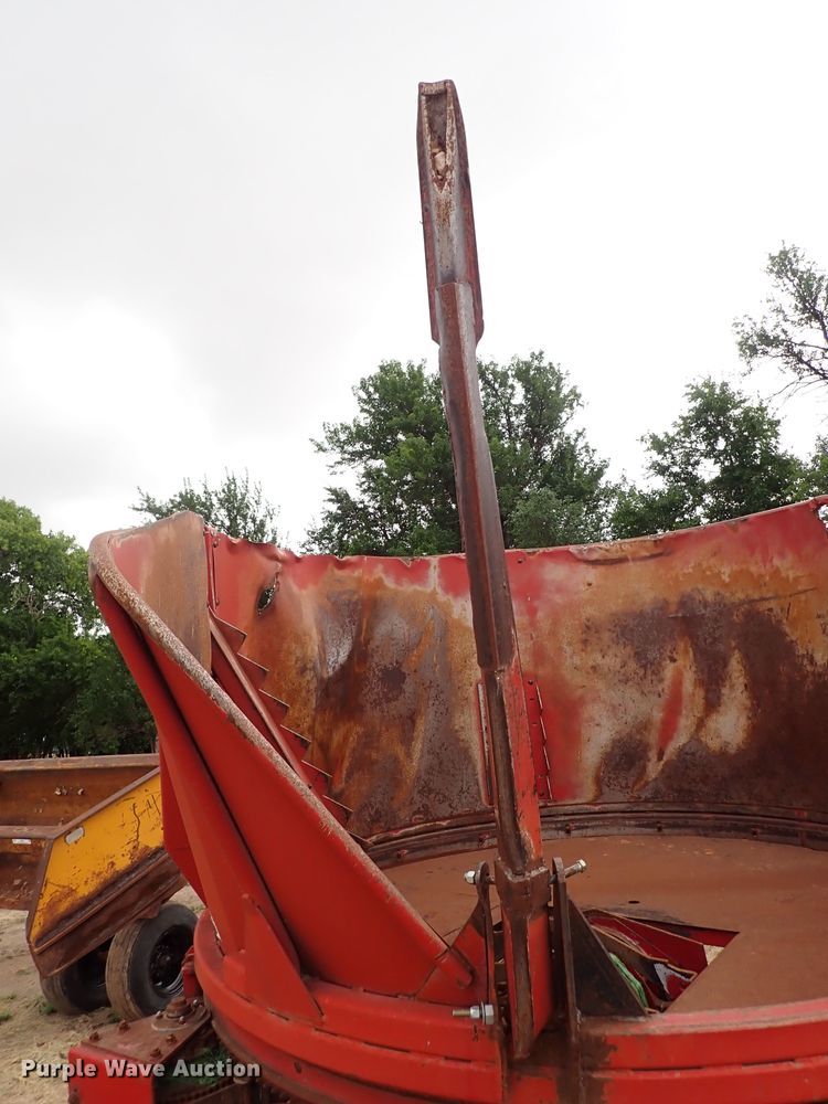 image for item IB9004 Case IH 8610  bale processor