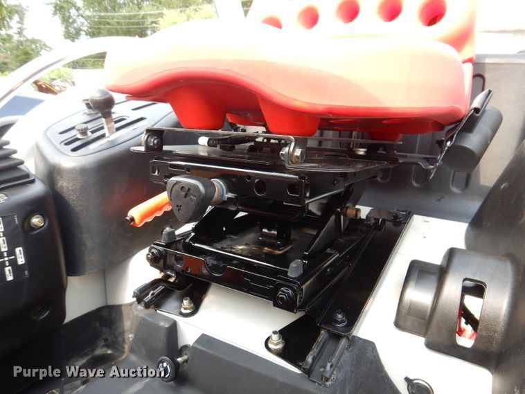 image for item IN9776 2010 New Holland Boomer 8N  MFWD tractor