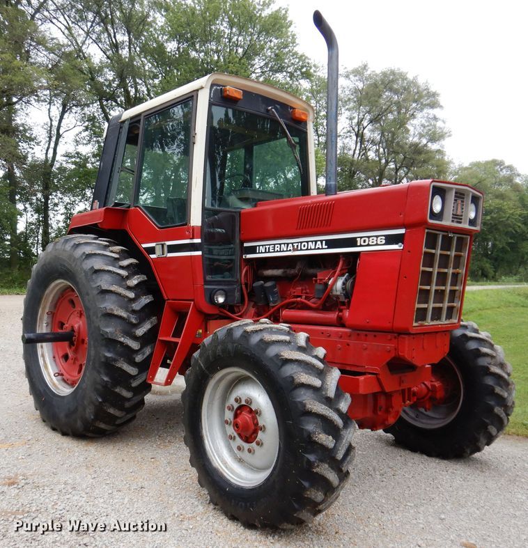 1977 International 1086 MFWD tractor in Saint Charles, IA Item IN9801