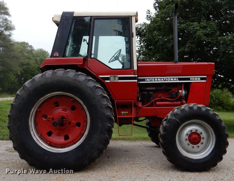 image for item IN9801 1977 International 1086  MFWD tractor