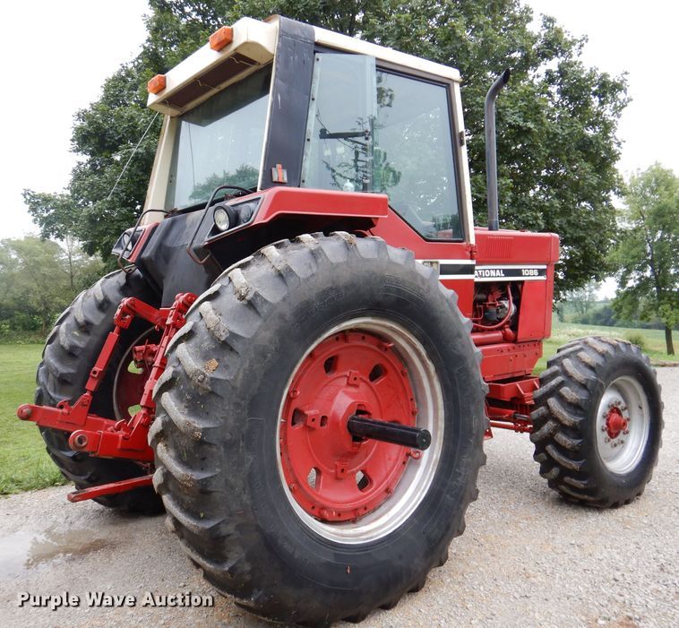 image for item IN9801 1977 International 1086  MFWD tractor