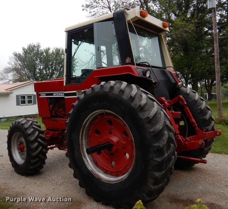 image for item IN9801 1977 International 1086  MFWD tractor