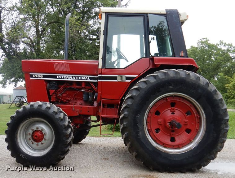 image for item IN9801 1977 International 1086  MFWD tractor
