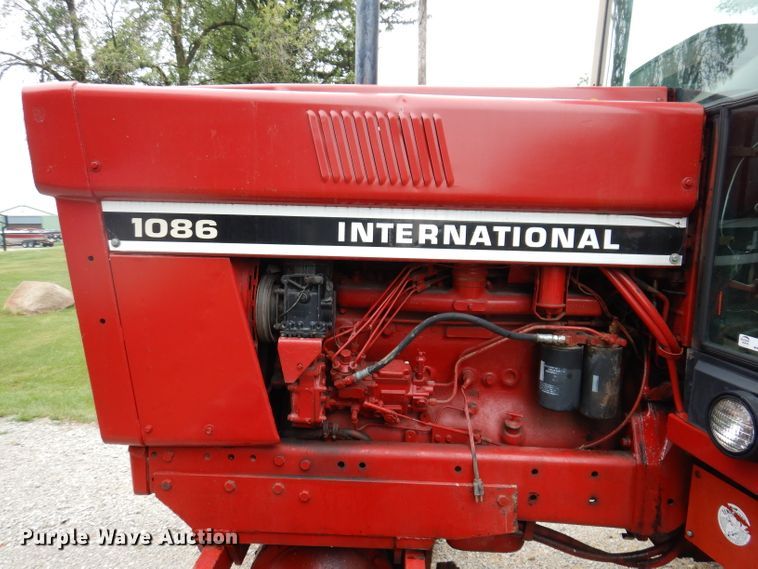 image for item IN9801 1977 International 1086  MFWD tractor