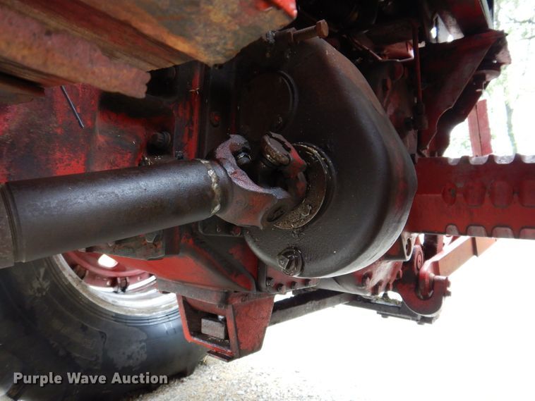 image for item IN9801 1977 International 1086  MFWD tractor