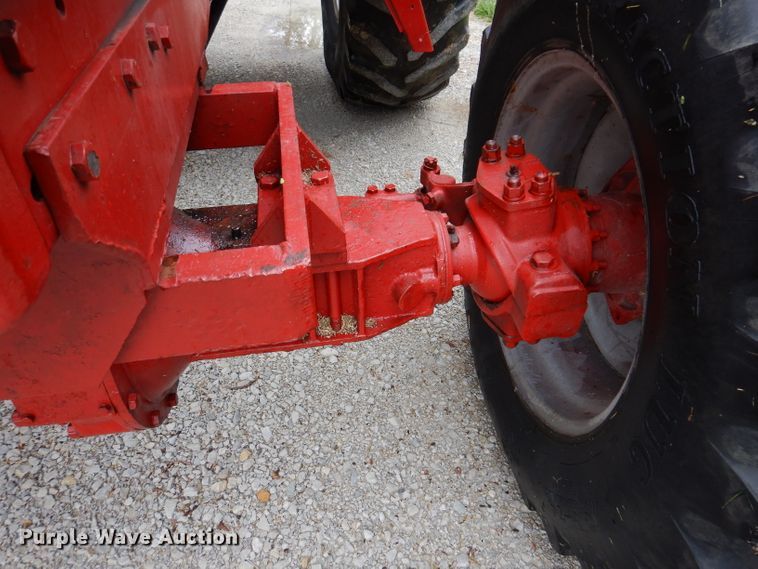 image for item IN9801 1977 International 1086  MFWD tractor