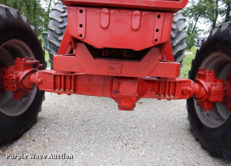 image for item IN9801 1977 International 1086  MFWD tractor