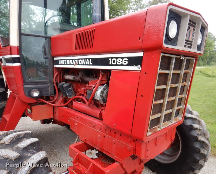 image for item IN9801 1977 International 1086  MFWD tractor