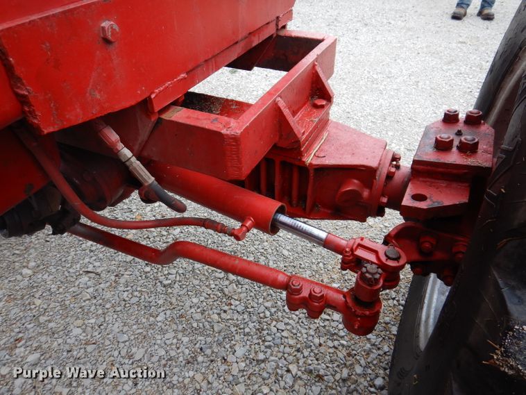 image for item IN9801 1977 International 1086  MFWD tractor