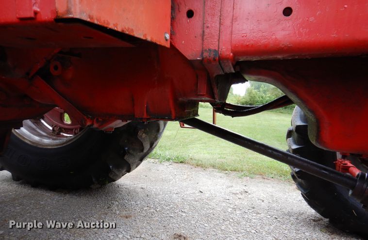 image for item IN9801 1977 International 1086  MFWD tractor