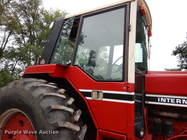 image for item IN9801 1977 International 1086  MFWD tractor