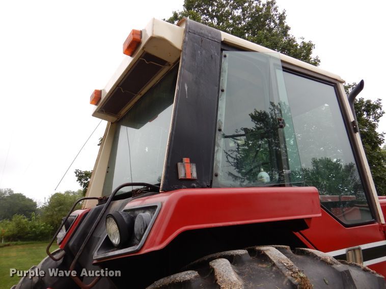 image for item IN9801 1977 International 1086  MFWD tractor