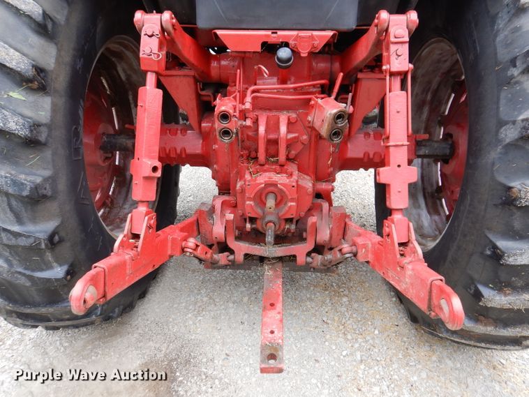 image for item IN9801 1977 International 1086  MFWD tractor