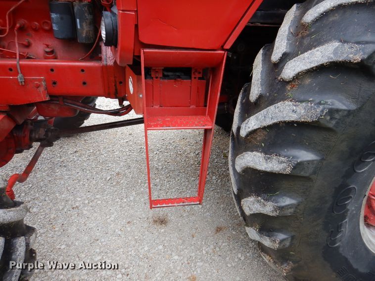 image for item IN9801 1977 International 1086  MFWD tractor