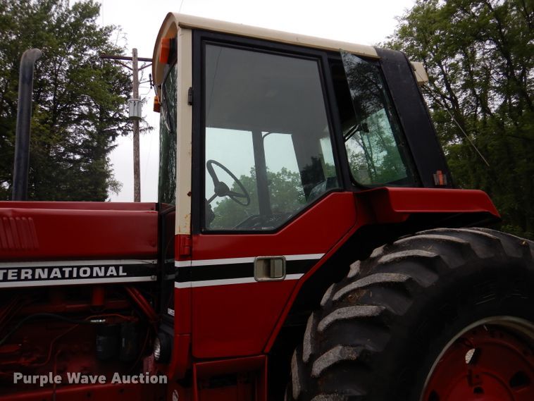 image for item IN9801 1977 International 1086  MFWD tractor