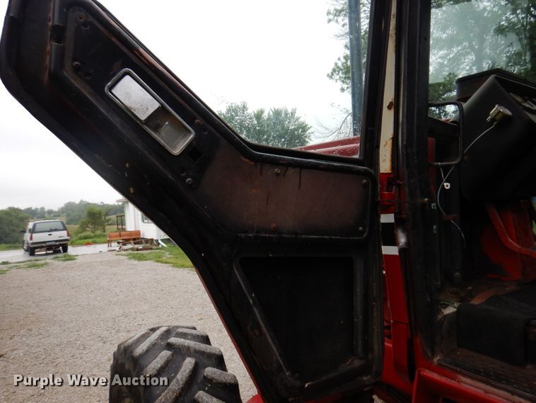 image for item IN9801 1977 International 1086  MFWD tractor