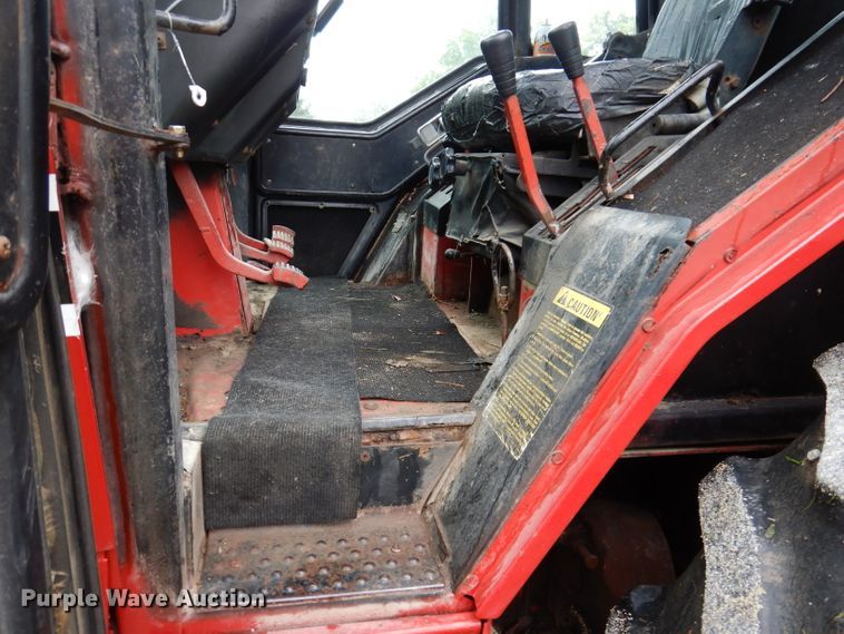 image for item IN9801 1977 International 1086  MFWD tractor