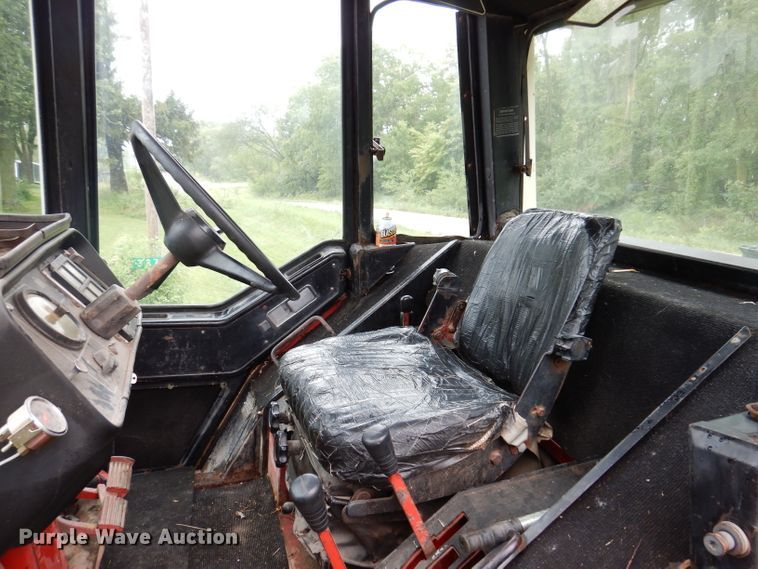 image for item IN9801 1977 International 1086  MFWD tractor