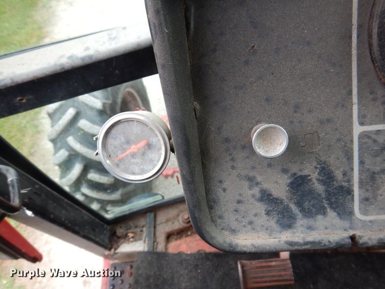 image for item IN9801 1977 International 1086  MFWD tractor