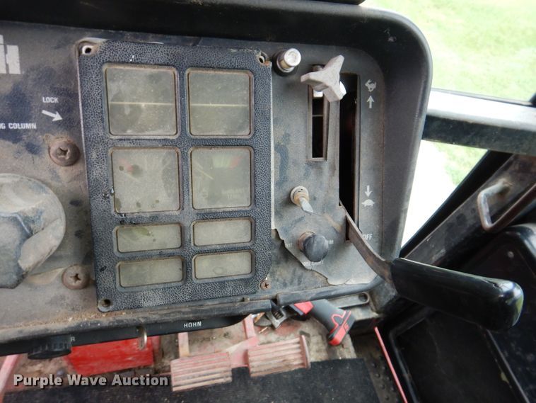 image for item IN9801 1977 International 1086  MFWD tractor