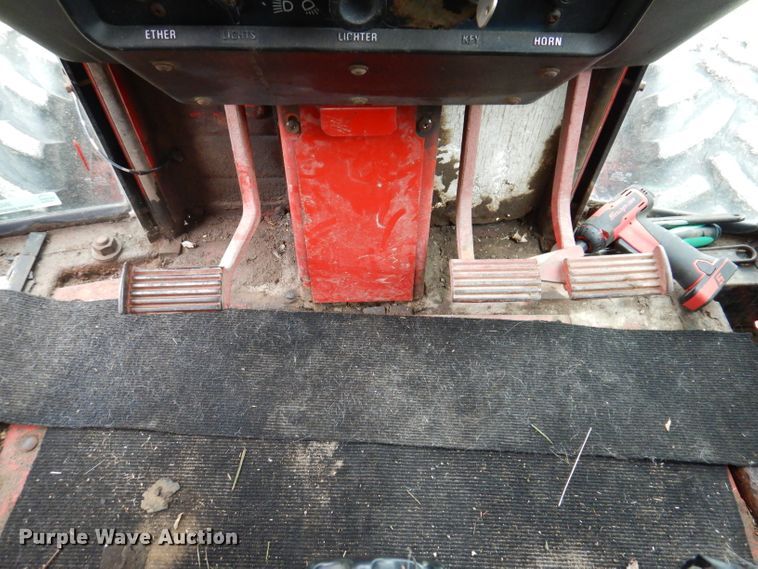 image for item IN9801 1977 International 1086  MFWD tractor