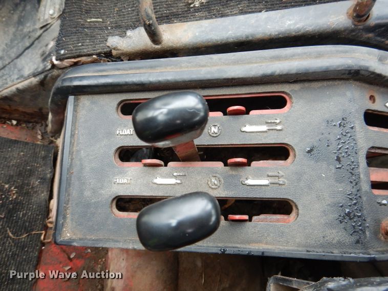 image for item IN9801 1977 International 1086  MFWD tractor