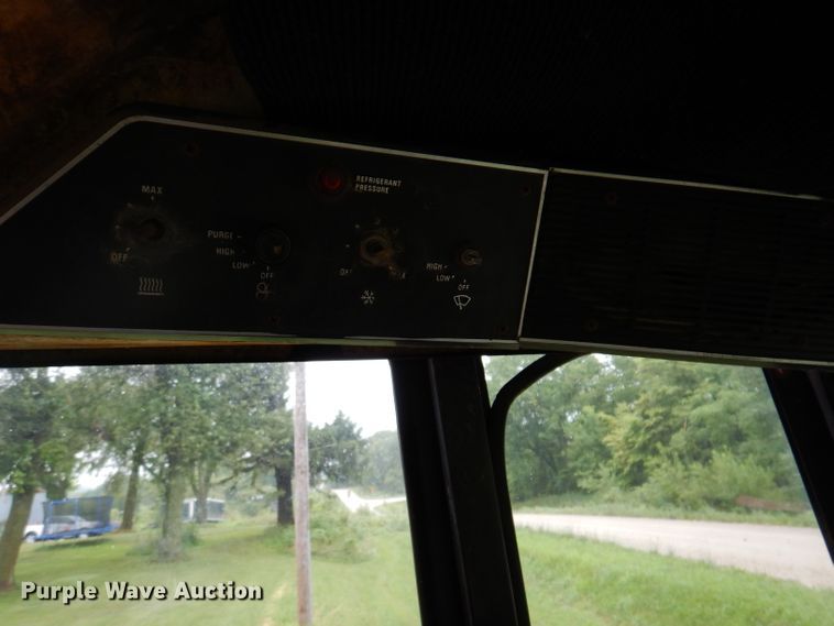 image for item IN9801 1977 International 1086  MFWD tractor