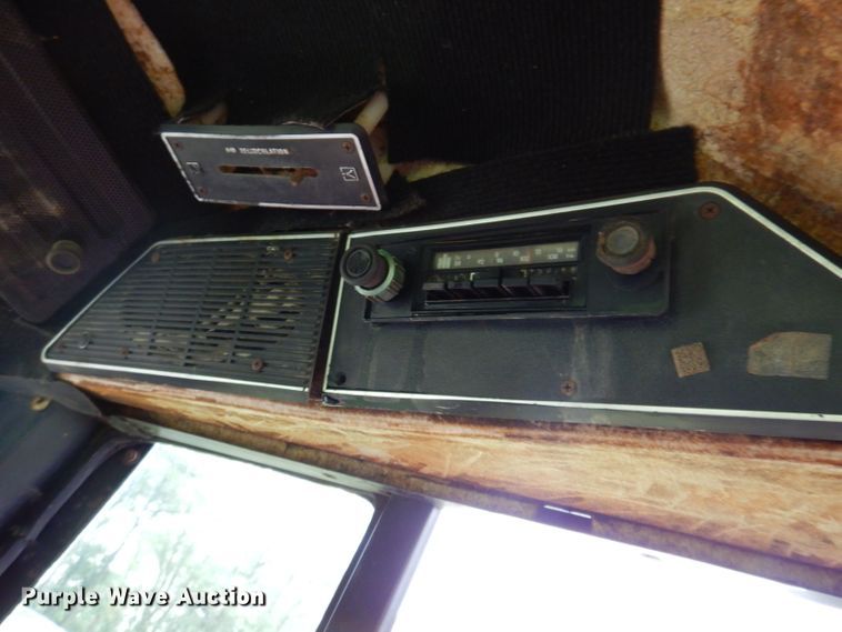 image for item IN9801 1977 International 1086  MFWD tractor