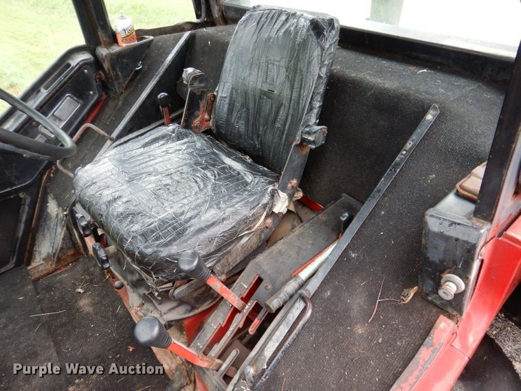 image for item IN9801 1977 International 1086  MFWD tractor