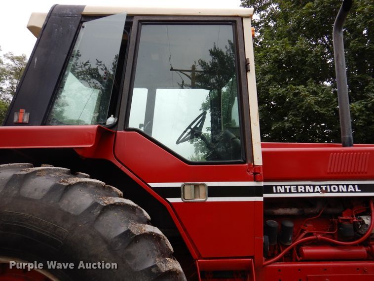 image for item IN9801 1977 International 1086  MFWD tractor