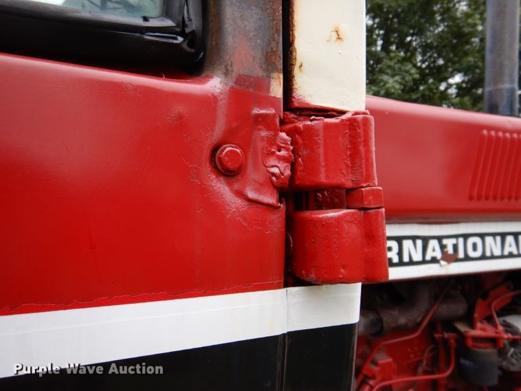 image for item IN9801 1977 International 1086  MFWD tractor