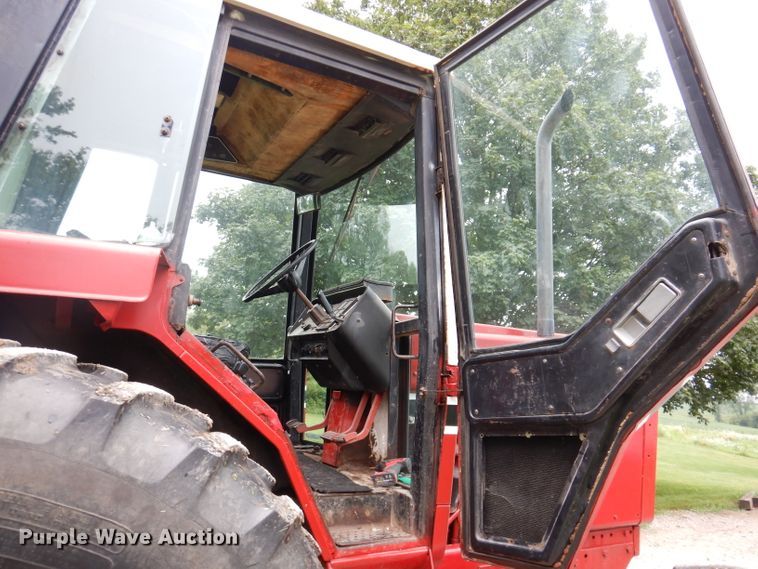 image for item IN9801 1977 International 1086  MFWD tractor