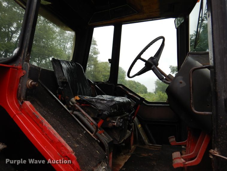 image for item IN9801 1977 International 1086  MFWD tractor