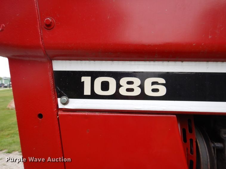 image for item IN9801 1977 International 1086  MFWD tractor