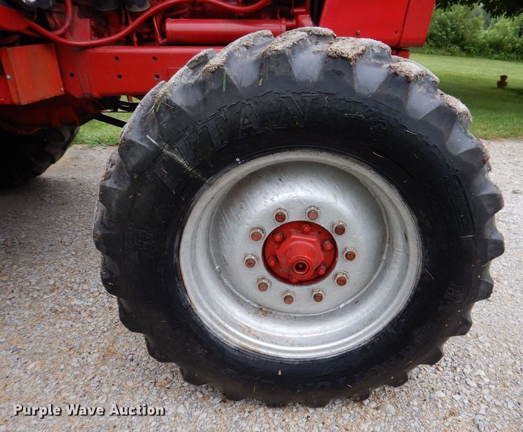 image for item IN9801 1977 International 1086  MFWD tractor